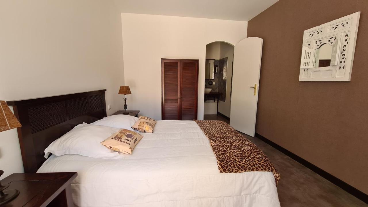 Alysa Hotel Parthenay Eksteriør billede